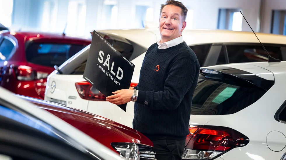 Fastighetsmäklaren Daniel Larsson bytte karriär till att bli bilförsäljare. "Jag har bara varit fyra veckor på nya jobbet. Jag har fortfarande mycket att lära, men det blir bara roligare och roligare", berättar 49-åringen.