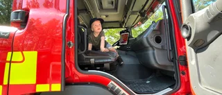 Lycka är att få åka brandbil med sirener