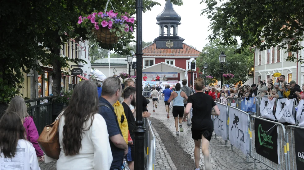 De tappra löparna på bild har ca hundra meter kvar av Trosa stadslopp när klocktornet på torget nalkas.