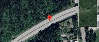 Trafiken påverkas av stillastående personbil på E4 - stopp i ett körfält