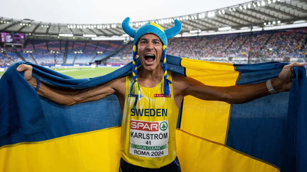 Perseus Karlström firar EM-segern i 20 kilometersloppet i Rom tidigare i år med sin vikingahjälm på huvudet.