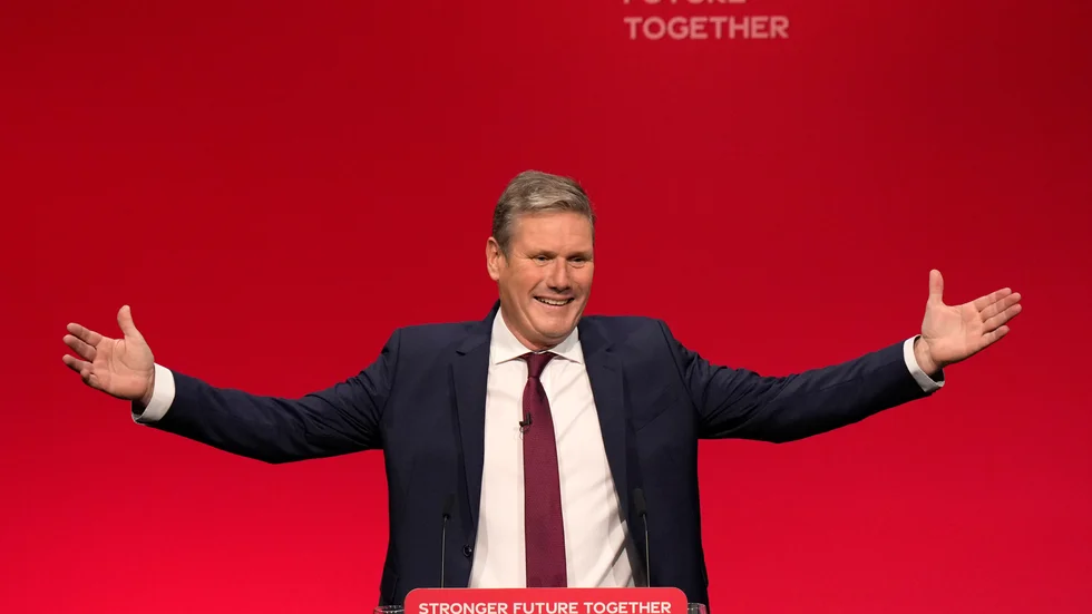 RÖD. Labourledaren Keir Starmer håller tal för partiets medlemmar i Brighton.