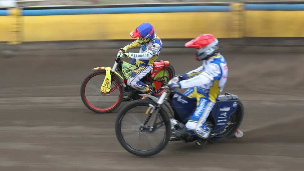 Vaclav Milik och Piotr Pawlicki i Piraternas match mot Lejonen. En match där gästerna från Gislaved segrade. Men redan under onsdagen väntade returmötet nere i Småland. 