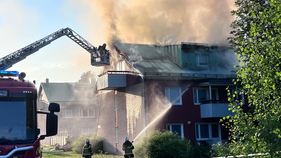 Brandmännen bekämpar elden på Hertsön. 