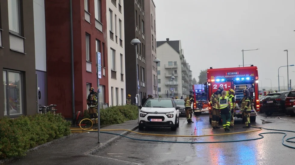 På söndagen larmades räddningstjänsten om en brand i ett flerfamiljshus i Bäcklösa.
