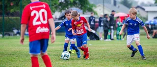 BILDEXTRA: Glädje på lokala fotbollscupen trots ihållande regn