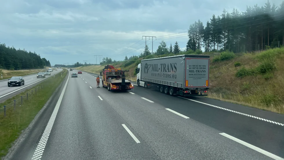 Bärgare på plats vid lastbilen vars däck exploderade.