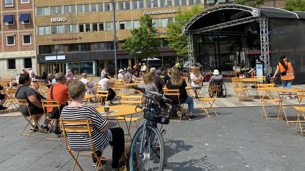 Ett antal tappra åhörare på plats vid scenen i hettan på fredagen.