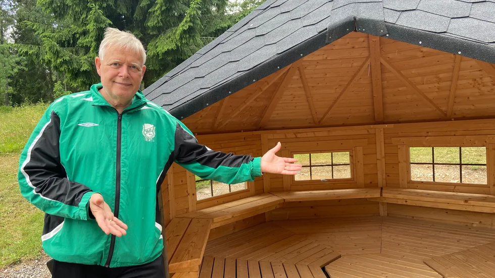 Kurortsvallen i Bie har berikats med en ny grillplats. Claes Nyberg, ordförande i Bie Goif, visar runt.