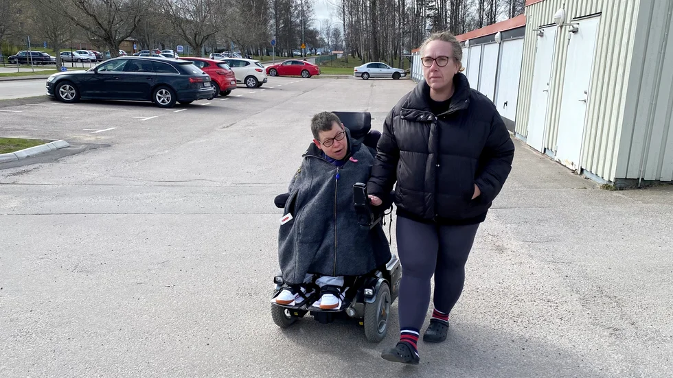 Lie Johansson är beroende av färdtjänst. Men det nya bokningssystemet har inte fungerat tillfredsställande med rörliga tider, menar hon och assistenten Lene Linnet.