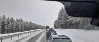 I DAG: Jätteköer på E4 i Norrbotten efter olycka – farligt gods
