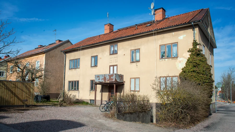 På Södra Bangårdsgatan i Nyköping finns två hus där hyresgäster klagat på bristande underhåll, mögel och kyla i lägenheterna.
