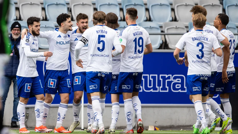 240414 IFK Norrköpings Tim Prica jublar med lagkamrater efter 1-0 under fotbollsmatchen i Allsvenskan mellan IFK Norrköping och GAIS den 14 april 2024 i Norrköping. 
Foto: Magnus Andersson / BILDBYRÅN / COP 308 / MN0070