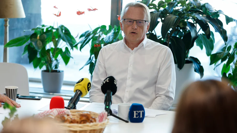 Underminerar. Att ta över kommunernas skulder, som Socialdemokraterna genom Fredrik Olovsson föreslår, underminerar den lokala demokratin.