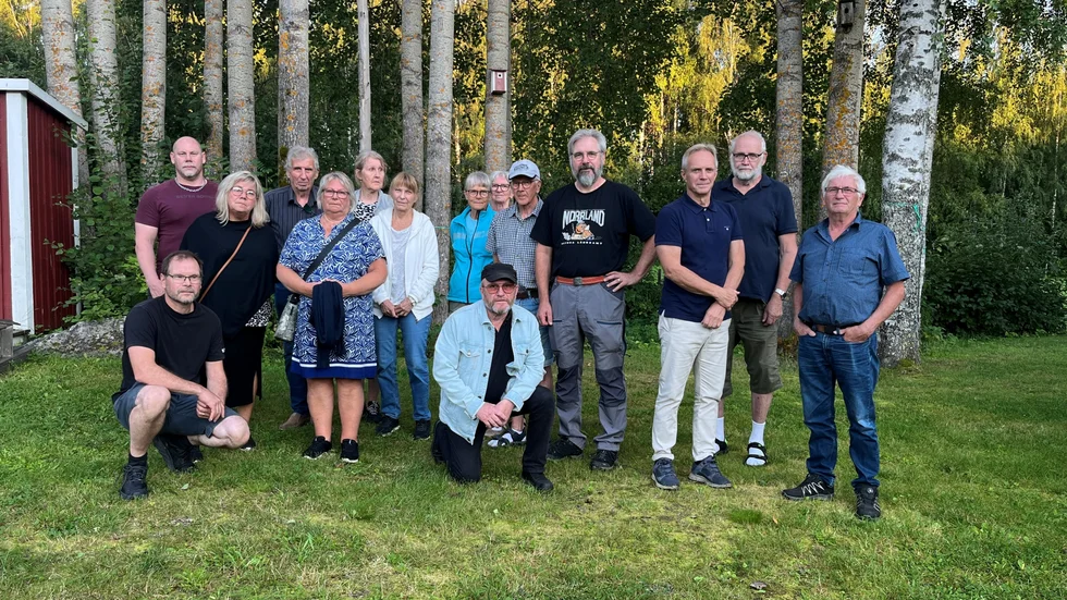 Markägare och boende i Svartbjörnsbyn vill stoppa planerna på en utökning av avfall och deponi.
Stående, Tomas Tjäder, Altersjöns intresseförening, Karina Grönberg, Svartbjörnsbyns byaförening, 
Dick Larsson Svartbjörnsbyns byasamfällde, Bodil Gabrielsson Erikslund/Fagernäs, Anneli Holmström Altersjöns intresseförening, Ulla Kummu Svartbjörnsbyns byaförening, Kerstin Wiklund Svartbjörnsbyns byaförening, Berit Nyström Svartbjörnsbyns byaförening, Bert Wiklund Svartbjörnsbyns byaförening, Peter Ekman Svartbjörnsbyns byasamfällde, Sture Olsson Svartbjörnsbyns byasamfällde, John -Ove Sjöberg Erikslund/Fagernäs, Ove Röshagen Erikslund/Fagernäs.
Knästående, Fredrik Eriksson Svartbjörnsbyns byasamfällde, Lars Gabrielsson Erikslund/Fagernäs.
