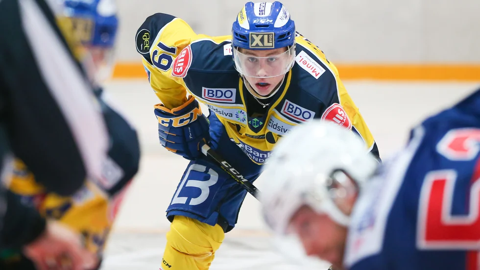 Karlskogas Simen André Edvardsen har råkat ut för en skräckskada under träning. Här under tiden i Storhamar. Arkivbild.
