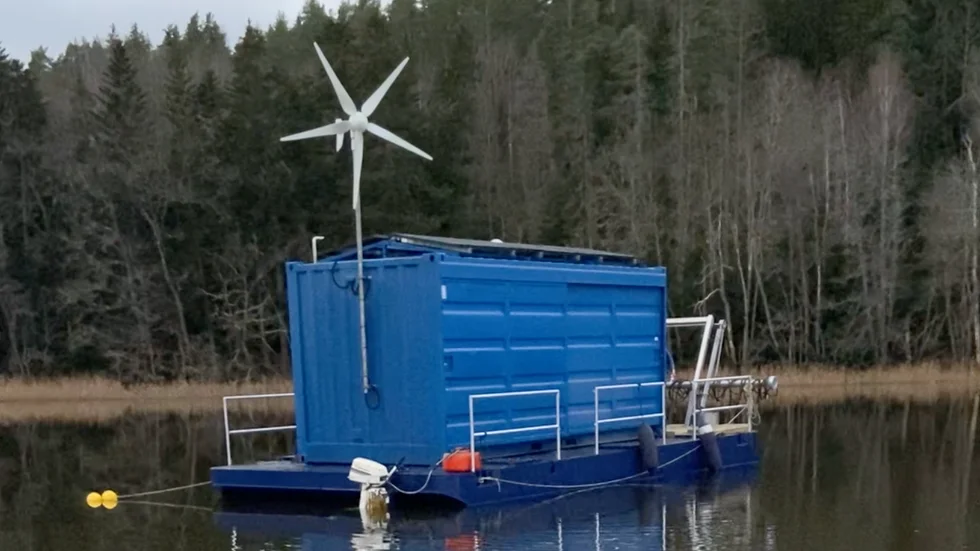 Flotten med vindsnurran som går runt i Dynestadsjön och pumpar ner syrgas. Sjön ligger som en sista innersta del av Gamlebyviken, intill E22 norr om Gamlebygymnasiet.