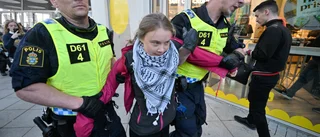Greta Thunberg fördes bort – torg spärrades av