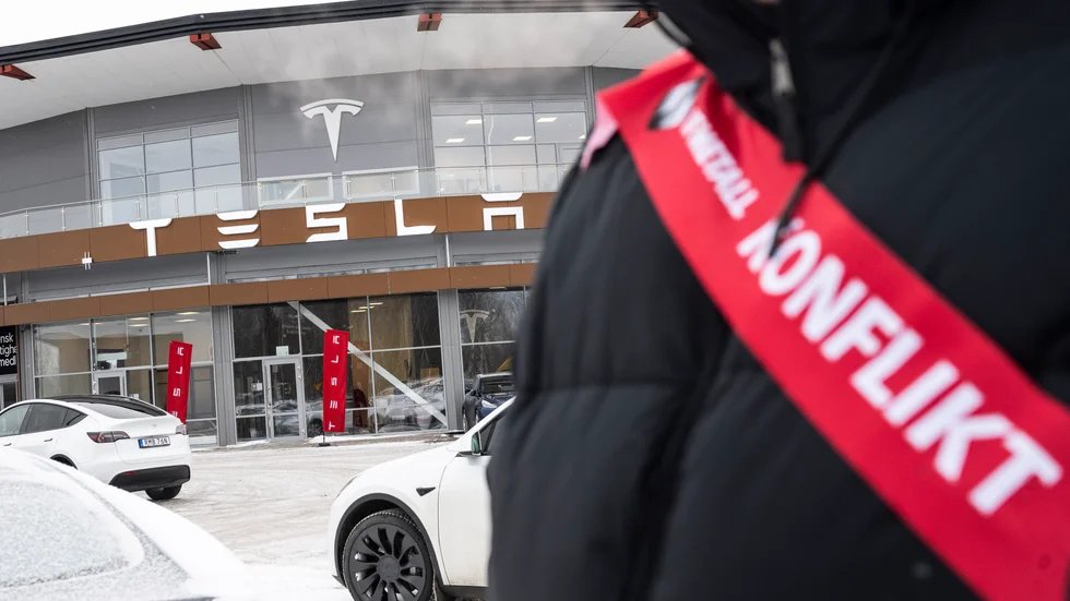 En strejkvakt från IF Metall utanför bilföretaget Teslas anläggning i Örebro. Arkivbild.