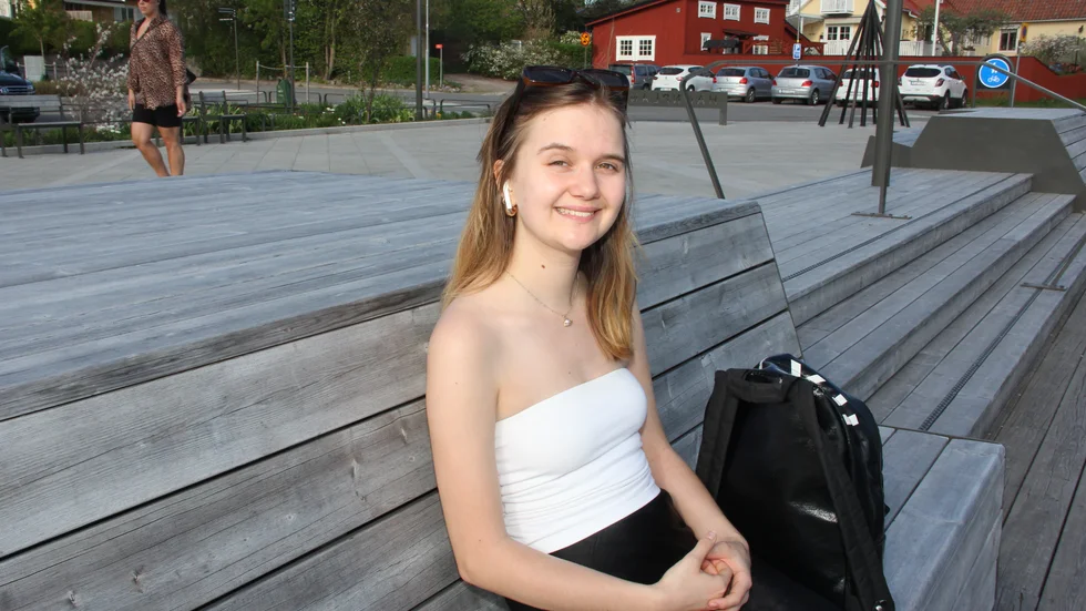 Ida Jordeskog, 22, gillar bänkarna på nya Hamnplan. Hon är en av dem som tycker att det skulle vara bra om det även byggs en restaurang här.