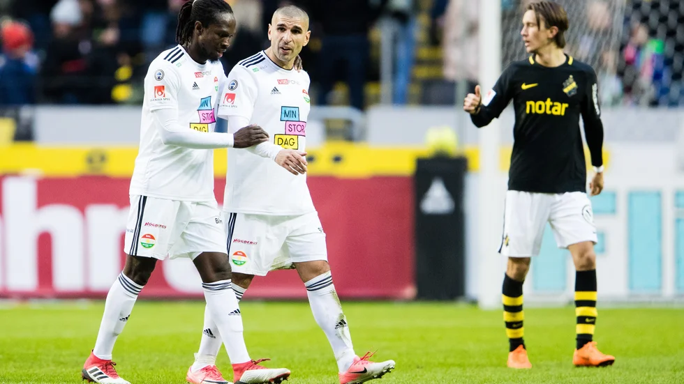 Kebba Ceesay och Rawez Lawan under Dalkurds första allsvenska match, säsongen 2018. Till höger landslagsspelaren Kristoffer Olsson. 