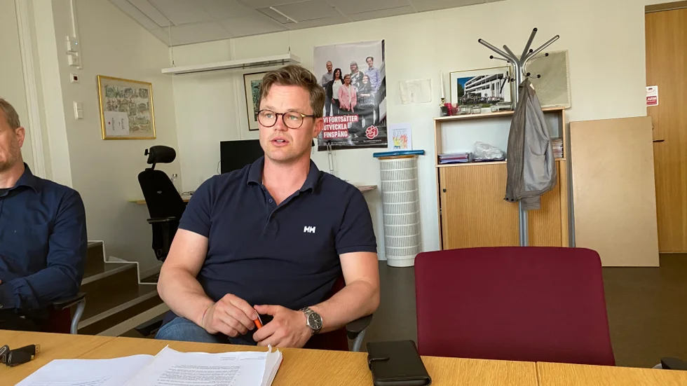 "Vi vill plocka bort överflödiga lokaler, så att vi istället kan behålla personal", säger utbildningsrådet Mikael Wallin (L).