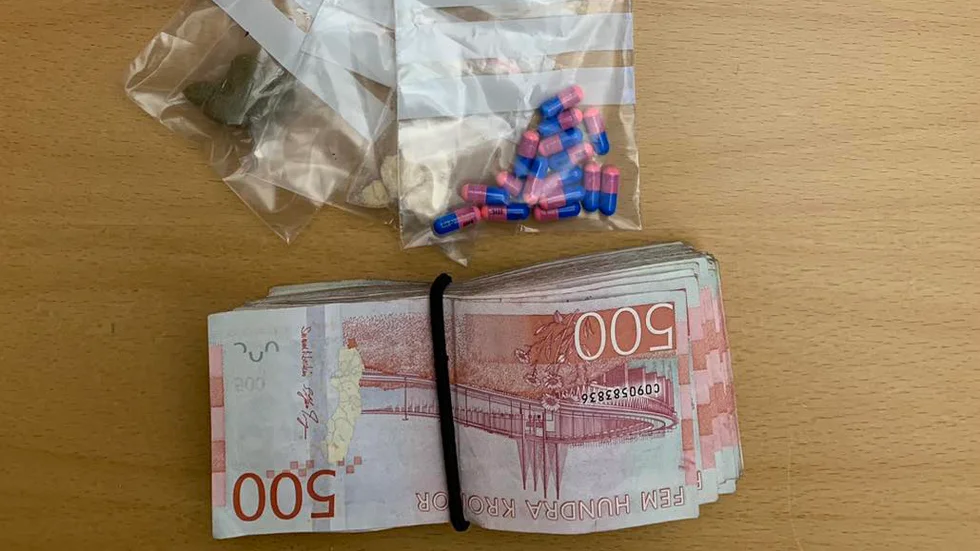 Cannabis, amfetamin, pengar och narkotikaklassade läkemedel togs i beslag från ungdomar i Gnesta.