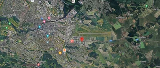 Bilar hamnade i diket efter krock i korsning