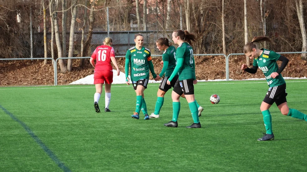 ESK hade inga problem att vinna säsongens första träningsmatch. Alice Hemlin firar här ett av sina två mål i matchen. 