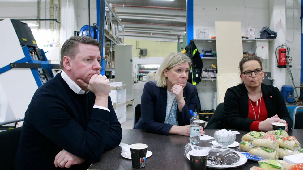 Tobias Baudin, Magdalena Andersson och Älvsbyns toppnamn Anna Lundberg lyssnade intresserad på vad Stefan Johansson och Olov Granström hade att säga.