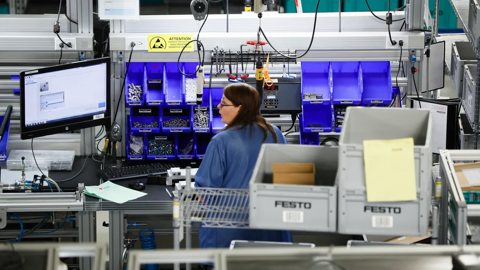 Allt mer jobb inom industrin styrs mot automation, där personal ska hantera och reparera högteknologiska maskiner.