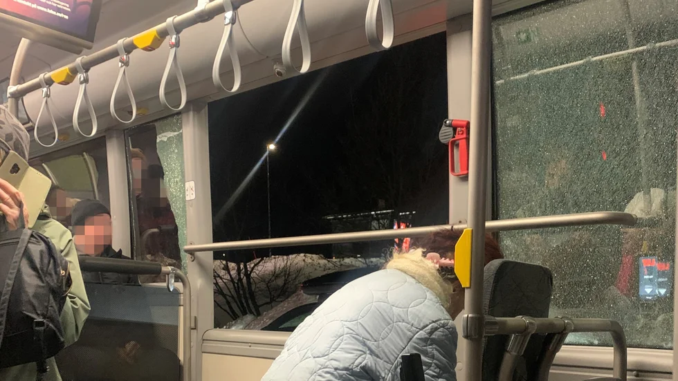 Bussarna skadades ordentligt vid kollisionen. Enligt uppgifter från ett vittne var en av bussarna fullsatt och många passagerare blev rädda när olyckan inträffade.