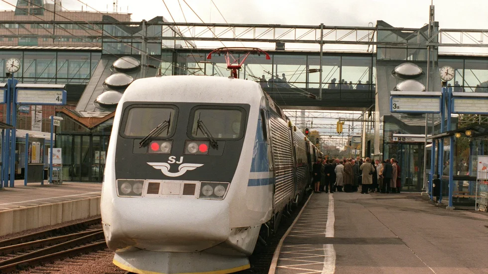 Bilden är från invigningsdagen av Mälarbanan men den fortsatta utbyggnaden dröjer, allt för länge, enligt insändarskribenterna.