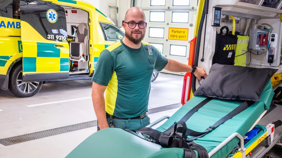 Jesse Perttunen, ambulanssjukvårdare i Luleå har hela påskhelgen intecknad. Han jobbar alla nätter.