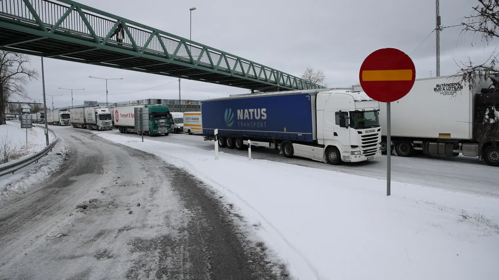 Trafikkaoset är stort på flera håll i landet, här E4 vid Jönköping.