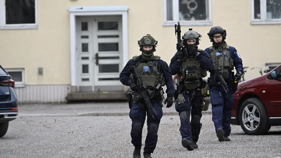 Poliser utanför skola i Vanda där en skottlossning har ägt rum.