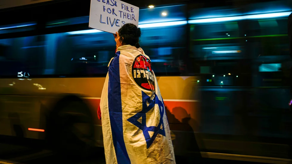 En demonstrant i Tel Aviv uppmanar till vapenvila för att säkra att Hamas släpper gisslan. Bild tagen den 9 mars.