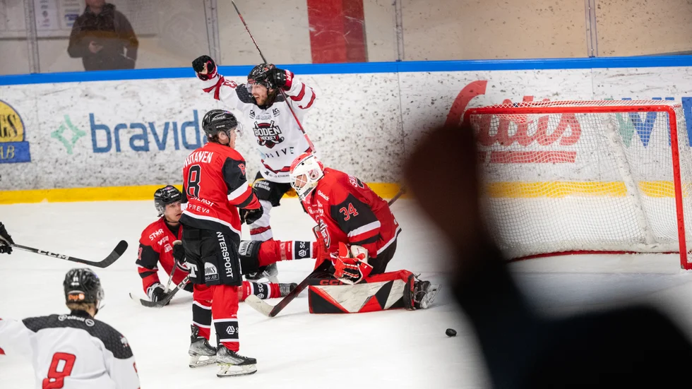 Boden gjorde en monstervändning mot Piteå. Fem mål på tio minuter i den tredje perioden gav seger med 6–5 i första semifinalmatchen. 