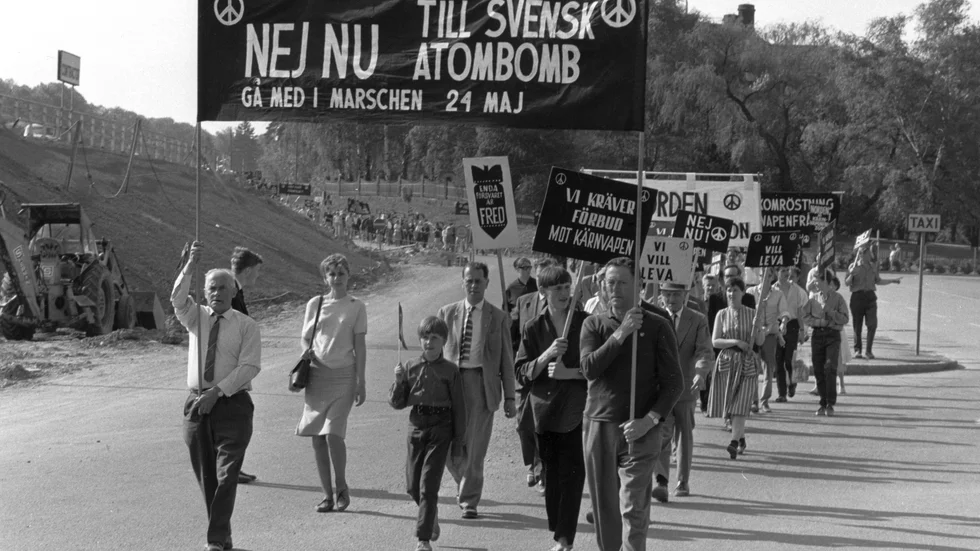Redan 1964 demonstrerades det mot kärnvapen i Sverige och i och med vårt Natomedlemskap blir frågan aktuell igen, menar skribenterna som vänder sig till länets riksdagsledamöter med önskemålet att de ska jobba för att förbjuda utplacering av kärnvapen i Sverige.