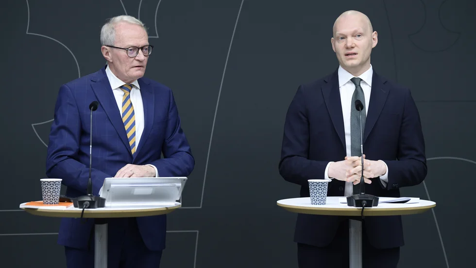 Skribenten funderar över hur partierna på högerkanten resonerar med sin speciallagar om politiska lotterier. På bilden utredare Gunnar Larsson och finansmarknadsminister Niklas Wykman.