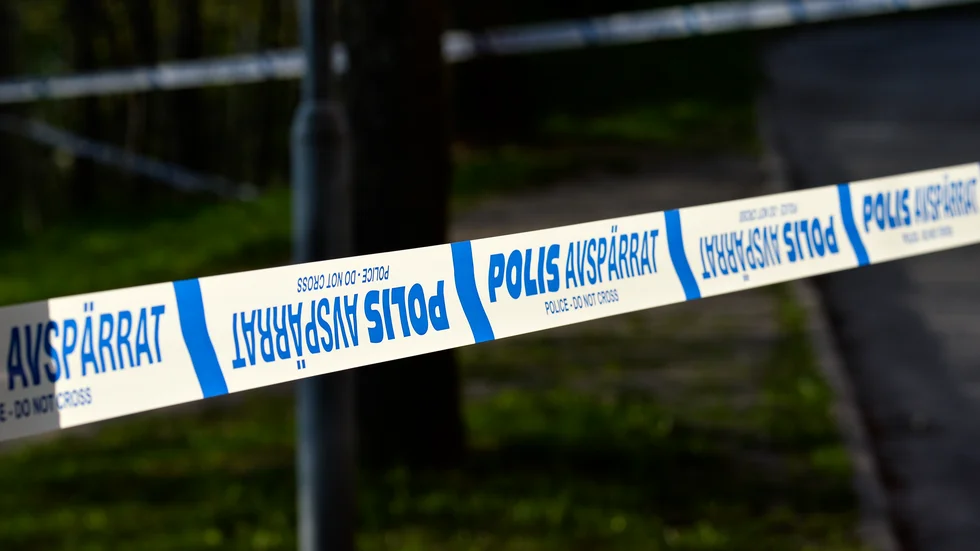 Tretton fastigheter i området utrymdes när handgranaten oskadliggjordes av polisen. Den tioåriga fängelsedomen mot den 18-åriga Enköpingsbon som dömdes för mordförsöket kvarstår.