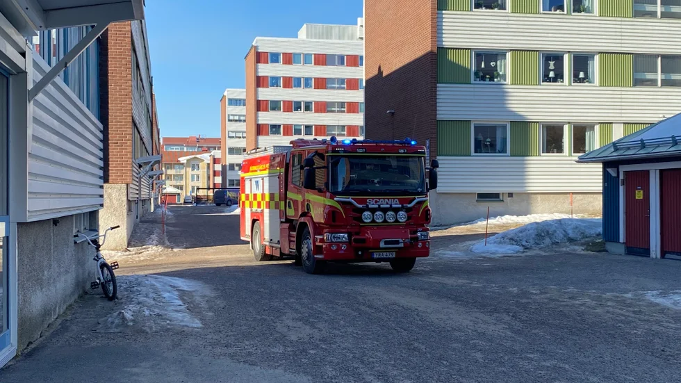 På måndagsförmiddagen ryckte räddningstjänsten ut på ett larm om en brand i ett flerfamiljshus på Hamnplan.