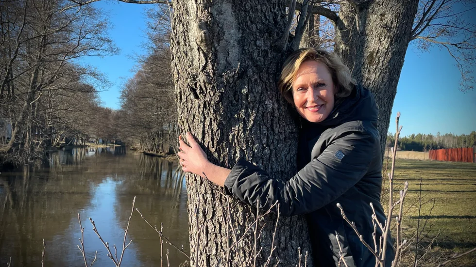 Teri Niemi lyssnar mycket på poddar. "I en sa de att när man kramar ett träd tror trädet att det blir anfallet av en insekt eller fågel som ska skada barken och då släpper den ut ett ämne som gör oss friska om vi andas in det. Därför kramar jag ofta träd."