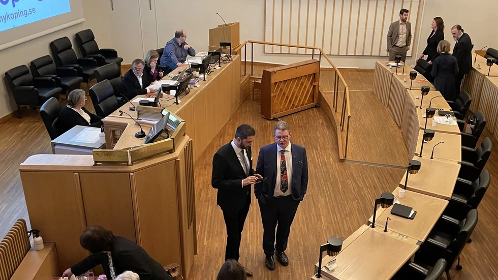 Ser ni oppositionen i Nyköping? Den finns. Delar av den står i högra hörnet av bilden. De sammanlagt sex partierna är splittrade, men de kan och behöver ta mer plats ändå.