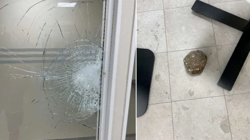 Stenen låg kvar i väntrummet när polisen kom till socialkontoret i Motala. En ruta i receptionen var krossad. Nu har den misstänkte gärningsmannen åtalats. Bilder från förundersökningen.