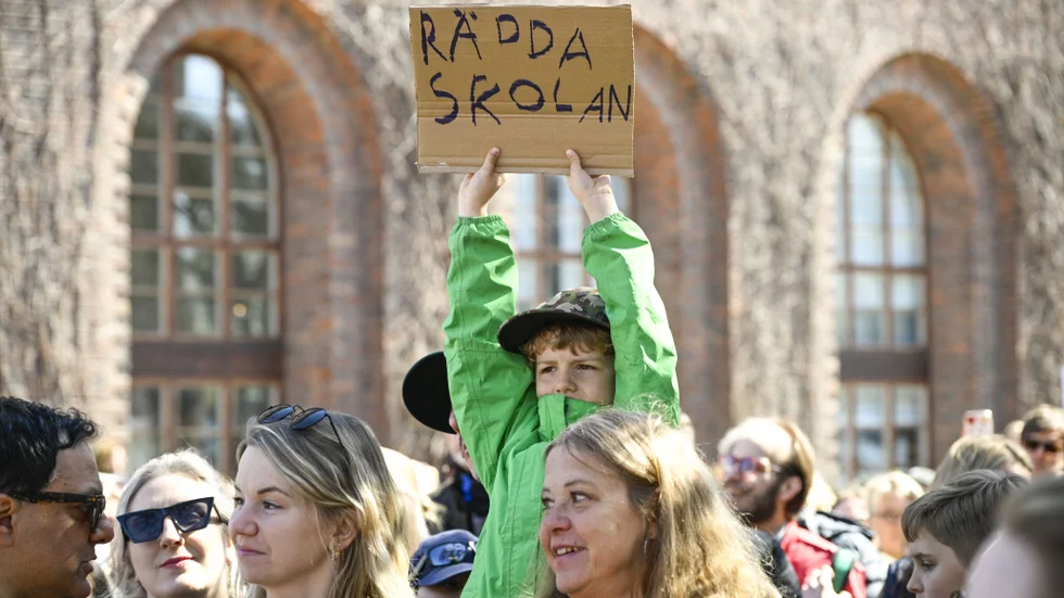 Sveriges Lärare manifesterar mot nedskärningarna i skolan vid Stadshuset i Stockholm. "Har Sverige verkligen råd med de växande skillnaderna mellan skolorna i vårt land?", frågar sig Anna Oleskog, förbundsordförande för Sveriges Lärare. (Arkivbild)