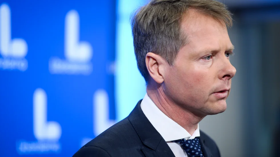 Christer Nylander, tidigare ordförande i riksdagens kulturutskott. Har nu utrett folkbildningen och dess förhållande till staten. En man med sinne för de viktiga principerna  – för att vårda dem, inte för att riva sönder dem.
På bilden som liberal gruppledare 2017, i en tid fri från Tidöavtal. 