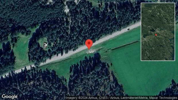 Träd över vägen skapar problem i trafiken på väg 210