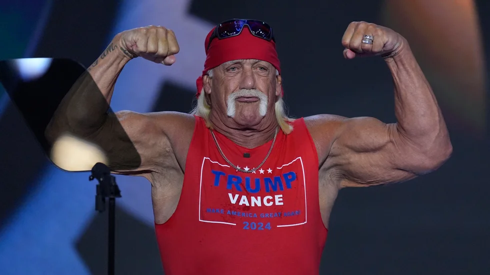 Hulk Hogan flexar sina muskler under sitt tal sista kvällen av Republikanernas nationella konvent för några veckor sedan. Banden mellan Trump och Wrestlingiganten WWE är många och täta.