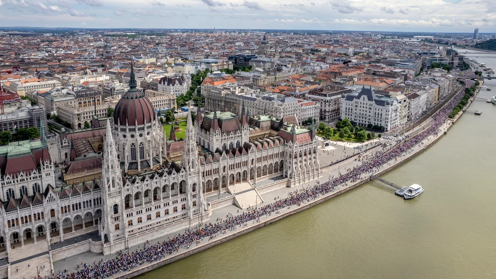 Budapest. Här bodde en person som inkasserade både bostadsbidrag och barnbidrag för boende i Sverige. 

